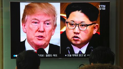 Fernseher zeigt Donald Trump und Kim Jong Un