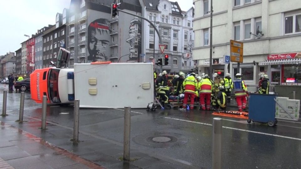 Nachrichten aus Deutschland: Foto vom umgestürzten Rettungswagen aus Dortmund