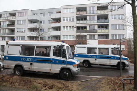 Polizeifahrzeuge stehen nach dem Tod eines 14-jährigen Mädchens in Berlin vor einem Wohnblock