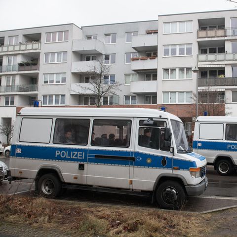 Polizeifahrzeuge stehen nach dem Tod eines 14-jährigen Mädchens in Berlin vor einem Wohnblock