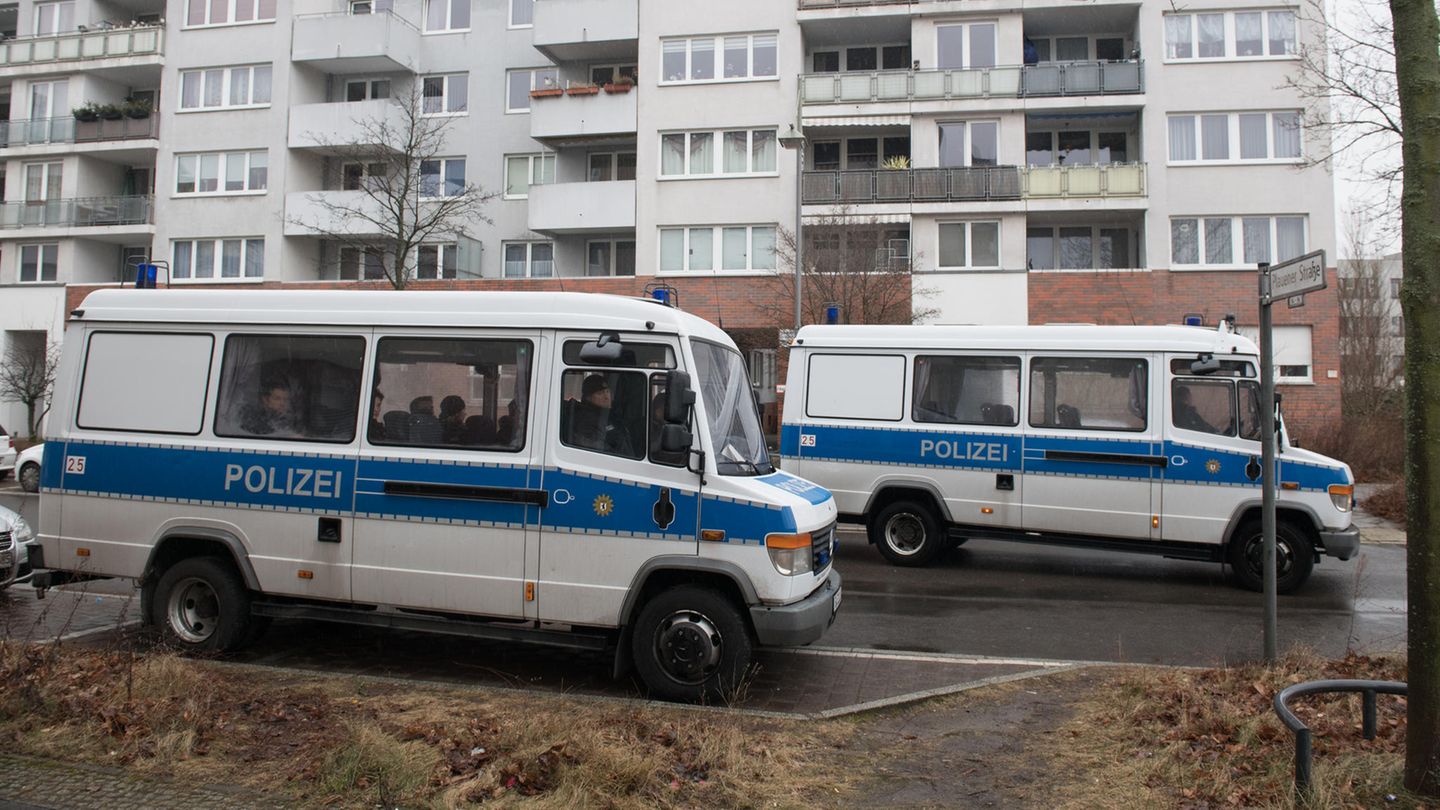Polizeifahrzeuge stehen nach dem Tod eines 14-jährigen Mädchens in Berlin vor einem Wohnblock