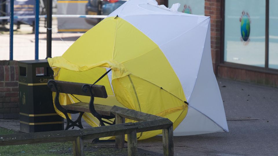 Parkbank im britischen Salisbury: Hier wurden der ehemaligen Doppelagent Skripal und seine Tochter gefunden. Sie wurden vergiftet. Parkbank im britischen Salisbury: Hier wurden der ehemaligen Doppelagent Skripal und seine Tochter gefunden.