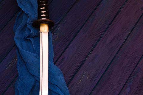 Ein Samurai-Schwert liegt auf einem blauen Tuch