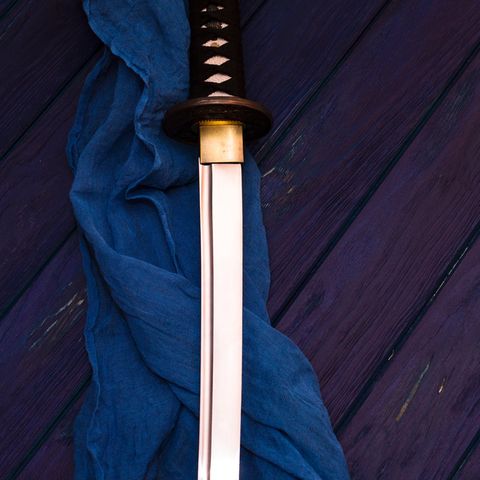 Ein Samurai-Schwert liegt auf einem blauen Tuch