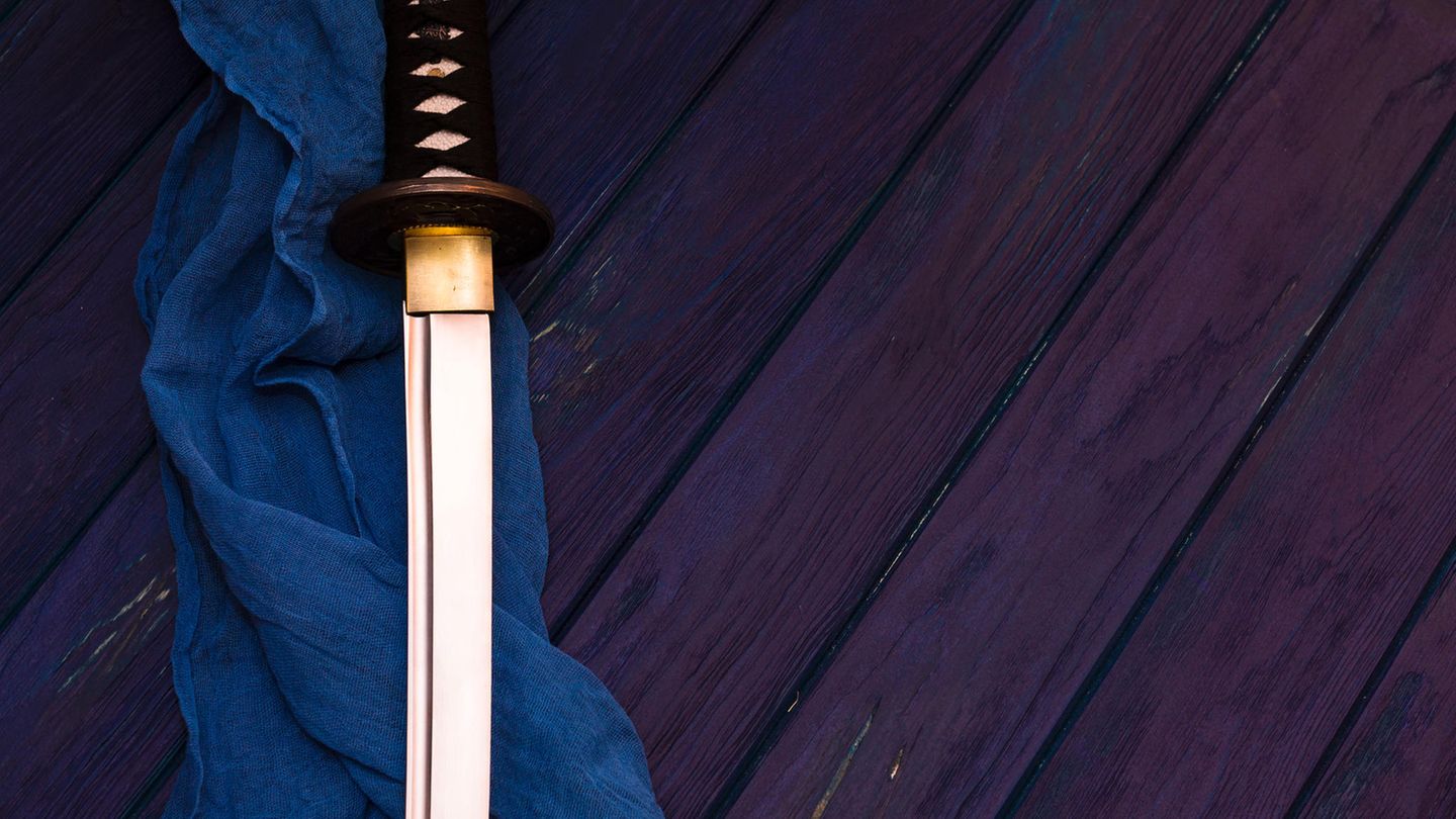Ein Samurai-Schwert liegt auf einem blauen Tuch