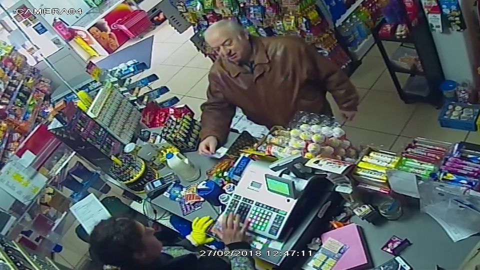 Eines der letzten Fotos von Sergej Skripal: Er kauft Lebensmittel in einem kleinen Shop in Salisbury