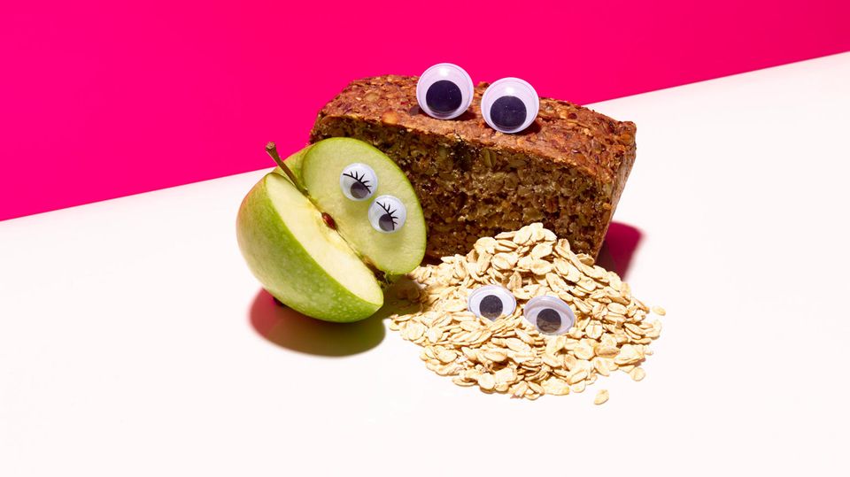Ernährungstipps: 85 Gramm Wasser enthält ein mittelgroßer Apfel (100 Gramm). Er liefert Mineralien wie Kalzium, Kalium und Eisen. Die Vitamine A und C sitzen vor allem in und direkt unter der Schale 1050 Milligramm wertvolle Mineralstoffe pro 100 Gramm enthält gesundes, dunkles Mehl. Auf der Packung wird dieser Wert als Typezahl angegeben 60,4 Kilogramm Brot und Backwaren werden hierzulande jährlich pro Haushalt verzehrt 90 Gramm Haferflocken täglich senken das Risiko für Herz-Kreislauf-Erkrankungen um 20 Prozent 85 Gramm Wasser enthält ein mittelgroßer Apfel (100 Gramm). Er liefert Mineralien wie Kalzium, Kalium und Eisen. Die Vitamine A und C sitzen vor allem in und direkt unter der Schale 1050 Milligramm wertvolle Mineralstoffe pro 100 Gramm enthält gesundes, dunkles Mehl. Auf der Packung wird dieser Wert als Typezahl angegeben 60,4 Kilogramm Brot und Backwaren werden hierzulande jährlich pro Haushalt verzehrt 90 Gramm Haferflocken täglich senken das Risiko für Herz-Kreislauf-Erkrankungen um 20 Prozent