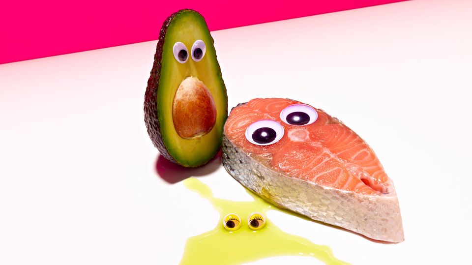 Ernährungstipps: Um 17 Prozent sinkt das Risiko für Herz-Kreislauf-Leiden, wenn man weniger gesättigte Fettsäuren (z. B. in Wurst, Schmalz) verzehrt und mehr Pflanzenöle oder Fisch 1,5 Gramm entzündungshemmende Omega-3-Fettsäuren stecken in 100 Gramm Wildlachs, in Zuchtlachs sogar mehr als zwei Gramm 0,9 Liter Olivenöl verbrauchen die Deutschen pro Kopf und Jahr. In Griechenland sind es dagegen rund 14 Liter Um 17 Prozent sinkt das Risiko für Herz-Kreislauf-Leiden, wenn man weniger gesättigte Fettsäuren (z. B. in Wurst, Schmalz) verzehrt und mehr Pflanzenöle oder Fisch 1,5 Gramm entzündungshemmende Omega-3-Fettsäuren stecken in 100 Gramm Wildlachs, in Zuchtlachs sogar mehr als zwei Gramm 0,9 Liter Olivenöl verbrauchen die Deutschen pro Kopf und Jahr. In Griechenland sind es dagegen rund 14 Liter