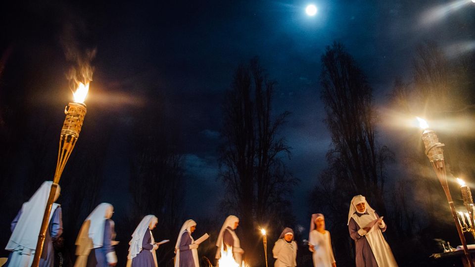 Nonnen und Rauschgift Die Nonnen feiern eine Mond-Zeremonie für die Novizinnen.