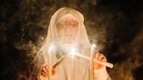 Einerseits fühlt es sich falsch an, dass diese Frauen ihre Cannabis- Religion so werbewirksam vermarkten. Andererseits: Kirchen wussten schon immer, wie man Geld verdient. Und diese ist eigentlich ganz sympathisch.