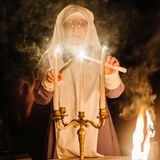 Einerseits fühlt es sich falsch an, dass diese Frauen ihre Cannabis- Religion so werbewirksam vermarkten. Andererseits: Kirchen wussten schon immer, wie man Geld verdient. Und diese ist eigentlich ganz sympathisch.