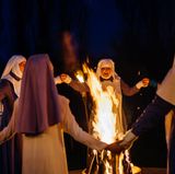 Zwölf Frauen leben hier wie in einer Kommune. Sie lieben Cannabis, verkaufen es im Internet und verdienen damit ihr Geld.