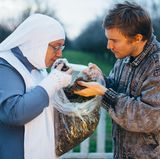 Freddy vom Team Joko bekommt eine Kostprobe. Das Bouquet: nussig, mit einer Note Honig. Leider durfte der Beutel nicht mit ins Handgepäck.