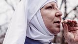 Kate ist spirituelles Oberhaupt, Geschäftsführerin, Chefaktivistin und Pressesprecherin der Nonnen. 