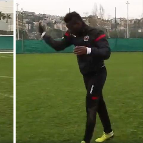 Fußball: Knapp daneben oder voll daneben? Mario Balotelli flippt nach Fehlschuss aus