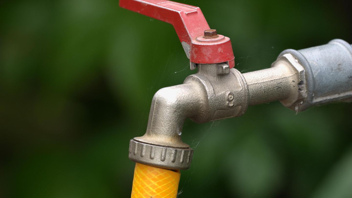 Als das Mädchen den Wasserhahn zudrehen wollte, bekam sie einen heftigen Stromschlag