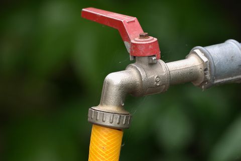 Als das Mädchen den Wasserhahn zudrehen wollte, bekam sie einen heftigen Stromschlag