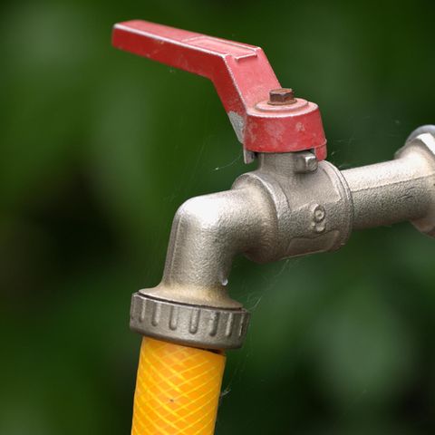 Als das Mädchen den Wasserhahn zudrehen wollte, bekam sie einen heftigen Stromschlag