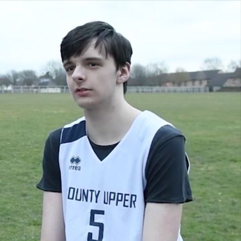 Eine Kombo zeigt links einen 2,24 Meter großen Teenager beim Basketball, rechts sitzt Brandon Marshall im Sportdress da.