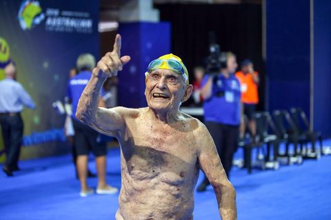 Der 99-jährige George Corones reckt nach seinem Weltrekord den Finger in die Höhe