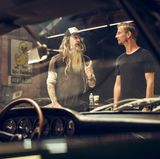 Zwei, die gern (über) Blech reden: Joko zu Gast bei Magnus Walker, der Porsche sammelt – und ihnen seinen eigenen Stil mitgibt. 