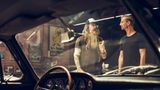 Zwei, die gern (über) Blech reden: Joko zu Gast bei Magnus Walker, der Porsche sammelt – und ihnen seinen eigenen Stil mitgibt. 
