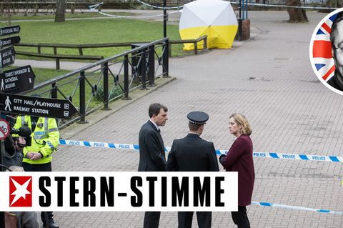 Hinter dem weiß-gelben Schirm steht die Parkbank, auf der Sergej Skripal und seine Tochter vergiftet gefunden wurden