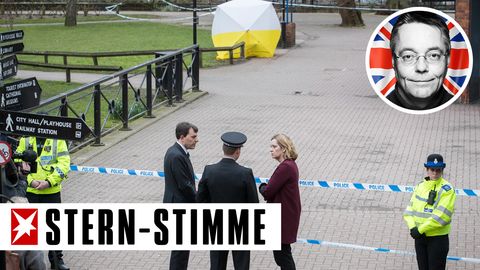 Hinter dem weiß-gelben Schirm steht die Parkbank, auf der Sergej Skripal und seine Tochter vergiftet gefunden wurden