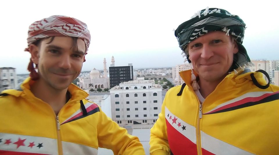 Fotograf Julian Röder und Reporter Tim Cappelmann im Oman.
