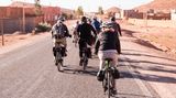 Die Gruppe fährt sogenannte "Pedelecs": Der Impulsmotor der Räder unterstützt nur, wenn der Fahrer in die Pedale tritt