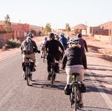 Die Gruppe fährt sogenannte "Pedelecs": Der Impulsmotor der Räder unterstützt nur, wenn der Fahrer in die Pedale tritt