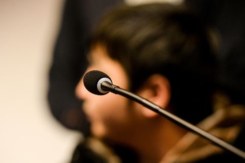 Der Angeklagte Hussein K. hat gestanden, eine junge Frau missbraucht, gewürgt und bewusstlos ins Wasser gelegt zu haben
