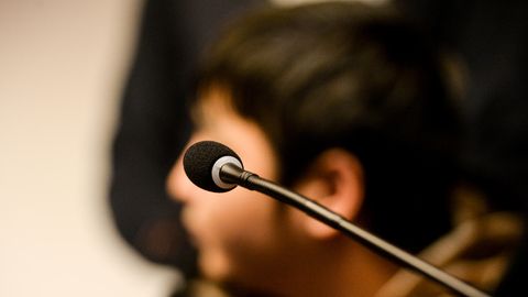 Der Angeklagte Hussein K. hat gestanden, eine junge Frau missbraucht, gewürgt und bewusstlos ins Wasser gelegt zu haben