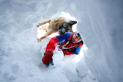 Ein Retter sucht mit seinem Hund bei einer Übung nach potenziellen Lawinenopfern
