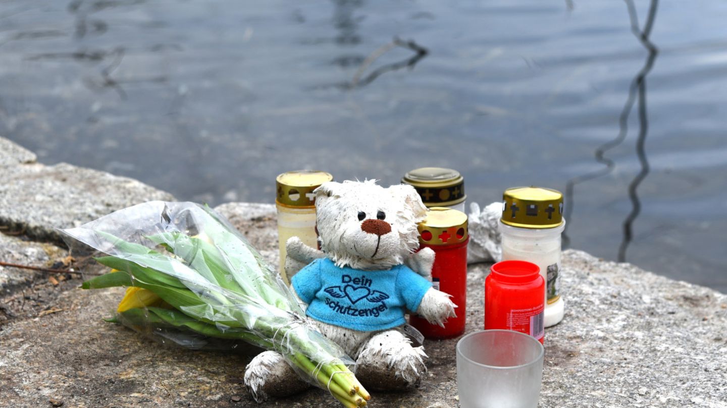 Blumen, Kerzen und ein Teddybär liegen am Weiher in Mannheim: Hier wurde im Januar ein totes Baby gefunden