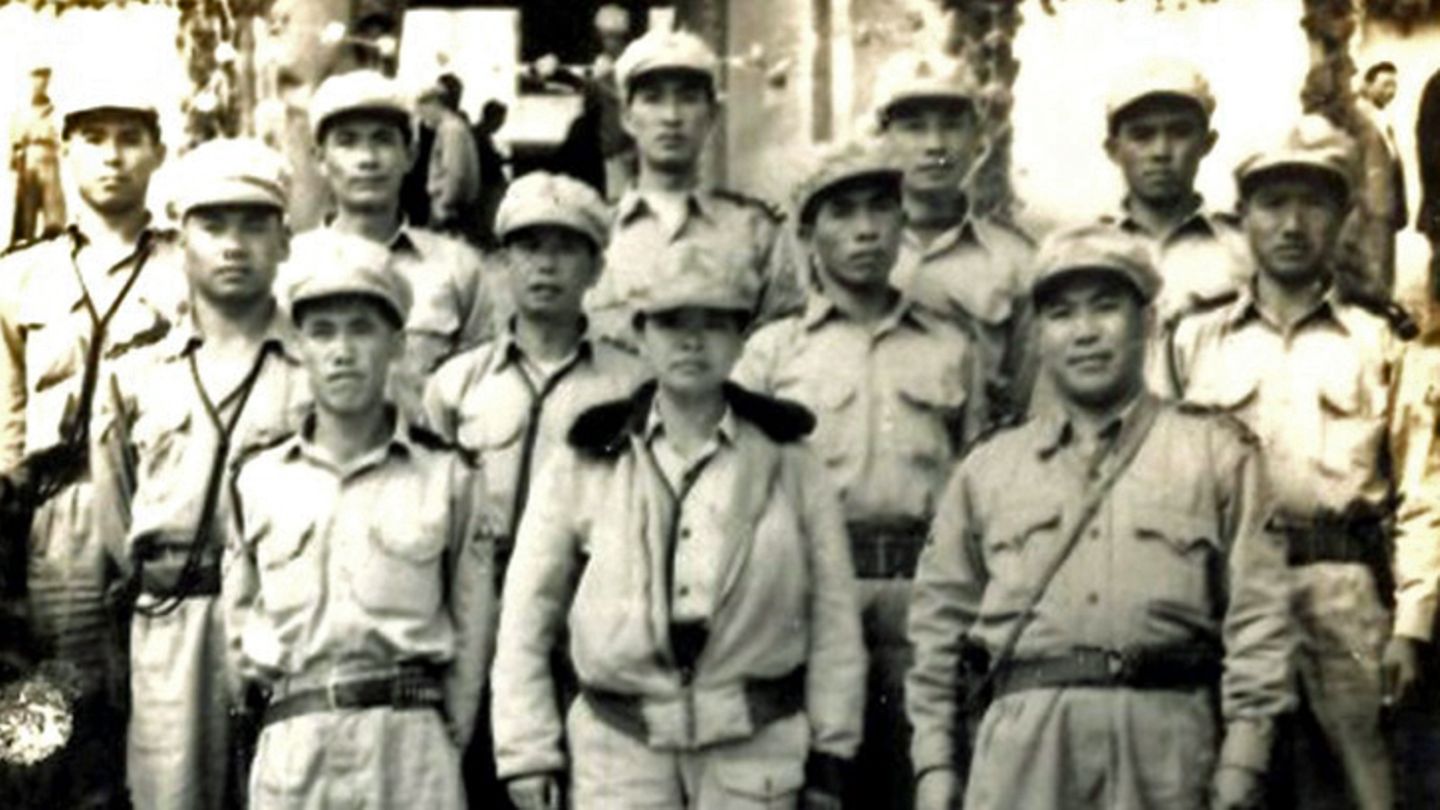 Olive Yang Jinxiu inmitten ihrer Kämpfer.