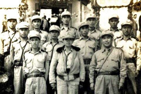 Olive Yang Jinxiu inmitten ihrer Kämpfer.