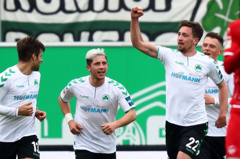 Mario Maloca (2.v.r) von der SpVgg Greuther Fürth jubelt über einen Treffer