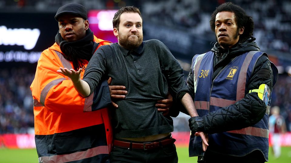 Was soll ich machen, wenn ihr so schlecht spielt?, scheint dieser Fan mit seiner Geste ausdrücken zu wollen Was soll ich machen, wenn ihr so schlecht spielt?, scheint dieser Fan mit seiner Geste ausdrücken zu wollen