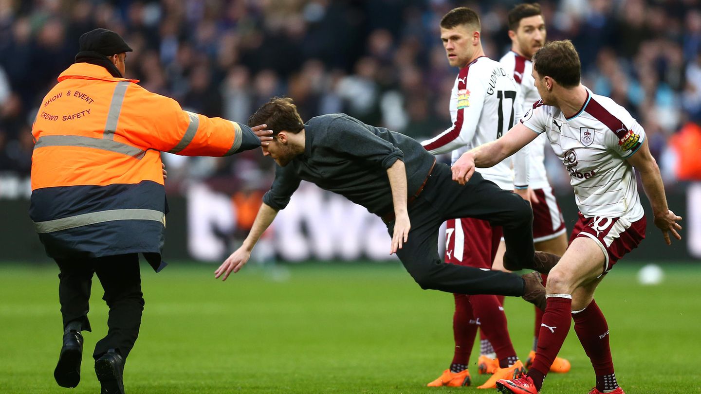 Beim Heimspiel von West Ham United in der Premier League kam es mehrfach zu Unterbrechungen durch Zuschauer