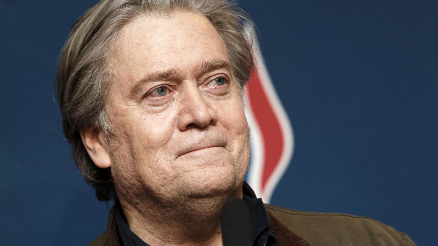 In den USA ist Steve Bannon tief gefallen, an Gefährlichkeit  hat er nichts eingebüsst.