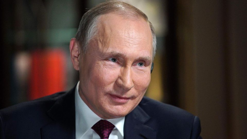 Immer schön freundlich bleiben: Wladimir Putin lächelt unangenehme Fragen erst einmal weg Immer schön freundlich bleiben: Wladimir Putin lächelt unangenehme Fragen erst einmal weg