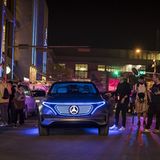 Mercedes EQ auf Nachtfahrt