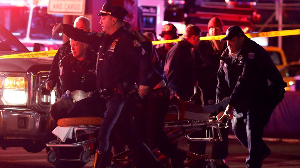 Bei dem Hubschrauberabsturz in New York starben mindestens fünf Menschen Bei dem Hubschrauberabsturz in New York starben mindestens fünf Menschen
