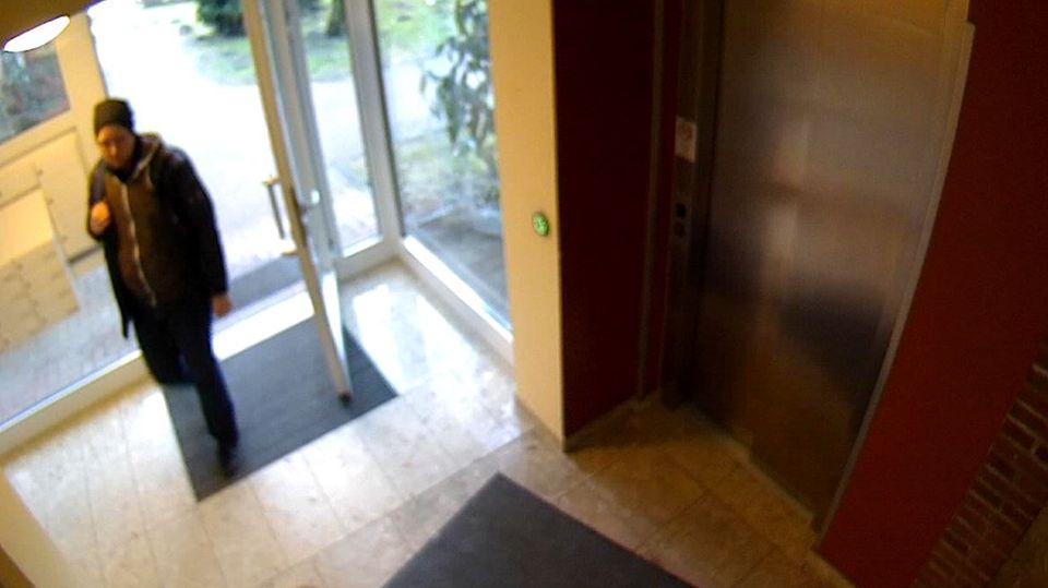 Frau in Pflegeheim niedergestochen - Fahndungsfoto