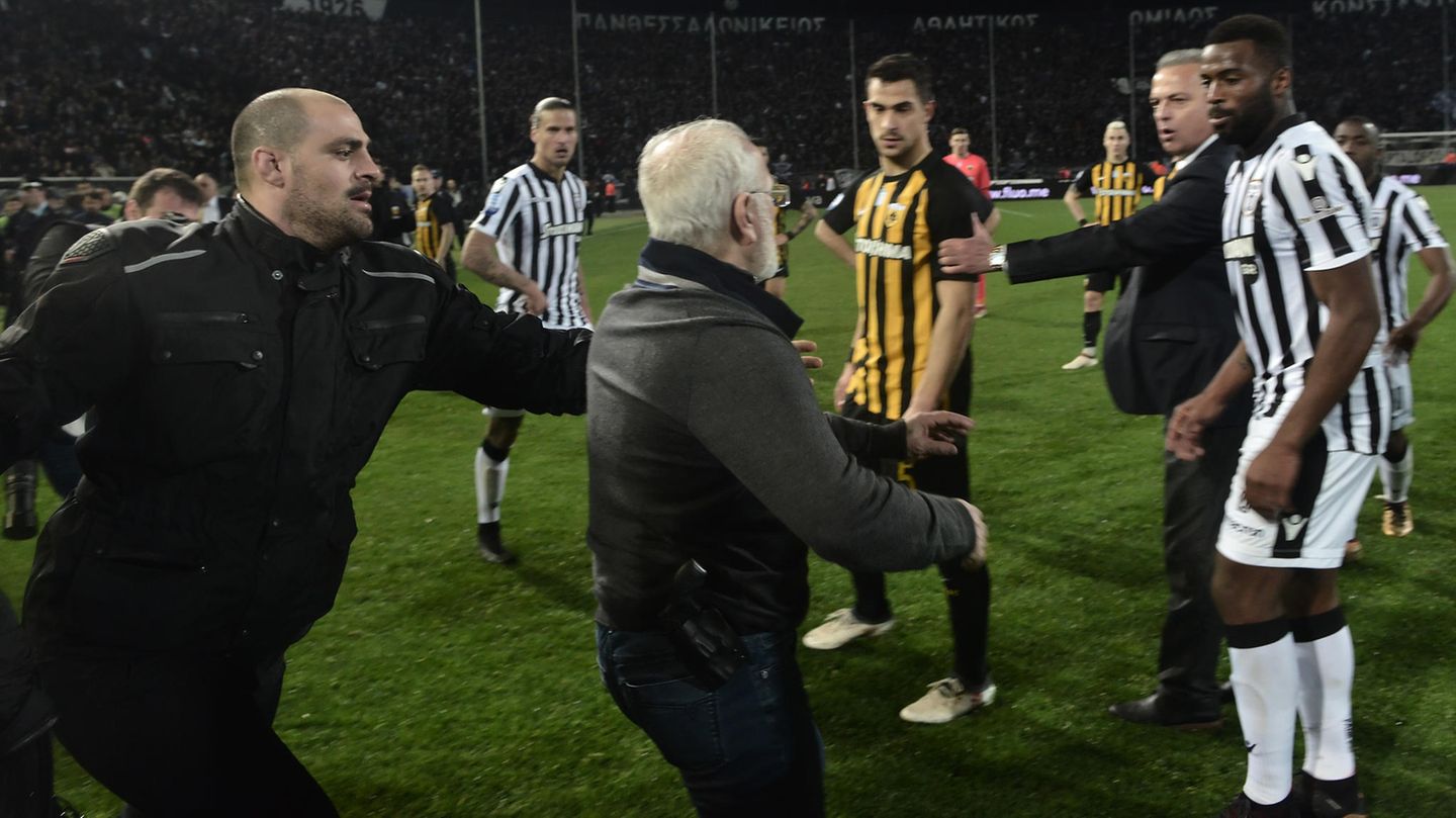 SalonikiPräsident läuft mit Pistole aufs Spielfeld Derby wird