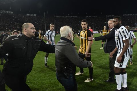 Ivan Savvidis (m.), Präsident von Paok Saloniki, läuft beim griechischen Derby zwischen Paok und AEK Athen mit einer Pistole am Gürtel aufs Spielfeld.