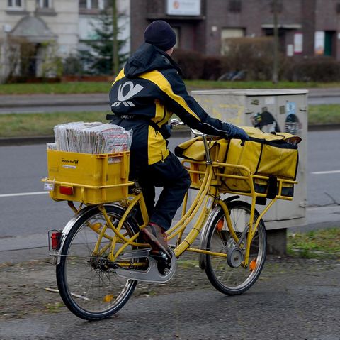 Ein Zusteller der Deutschen Post AG