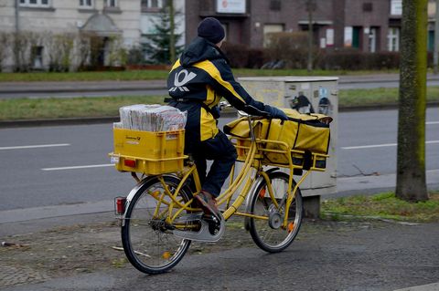 Ein Zusteller der Deutschen Post AG