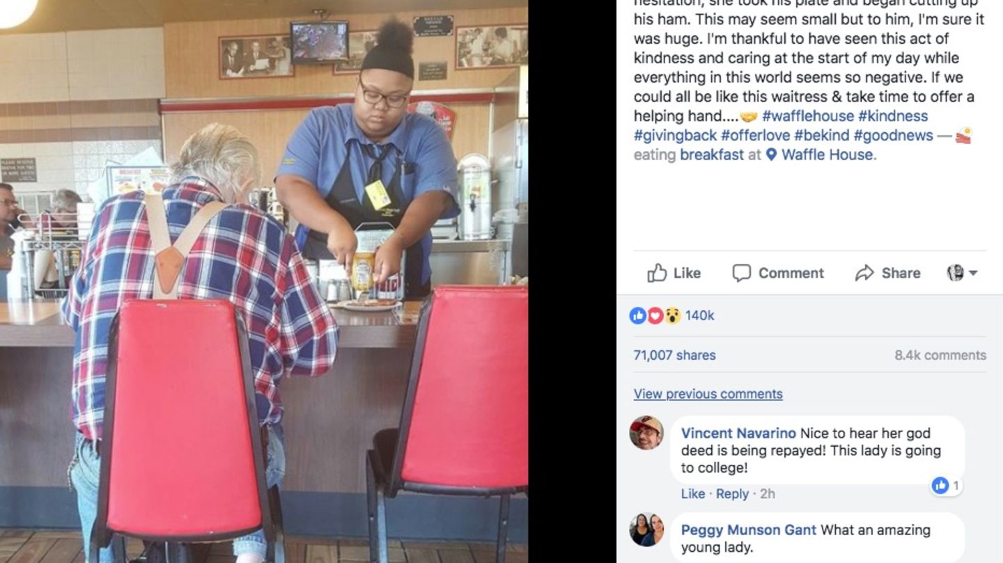 Eine Frau hilft einem alten Mann beim Essen